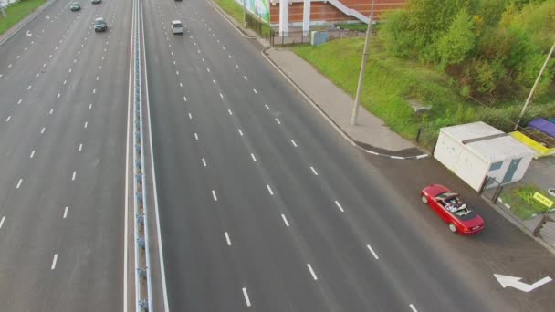 Красный кабриолет стоит рядом с шоссе — стоковое видео