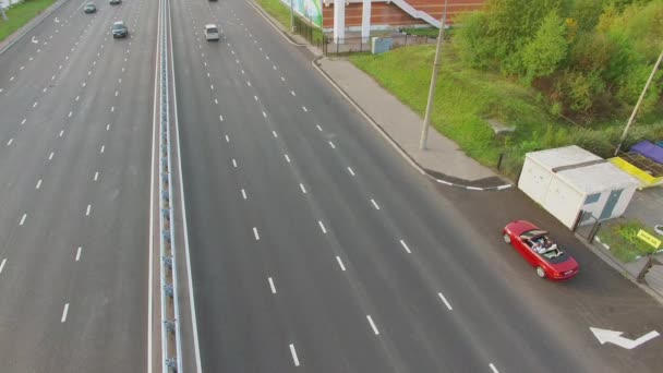 Cabriolet vermelho em pé perto da estrada — Vídeo de Stock