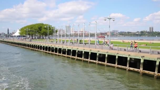 Blick vom Segelschiff zur Seebrücke mit Menschen — Stockvideo