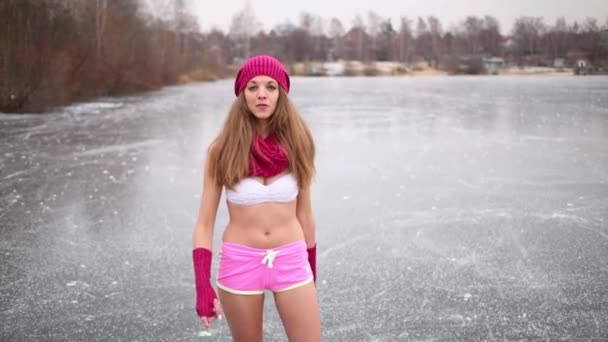 Frau spricht im Winter auf Eisbahn — Stockvideo