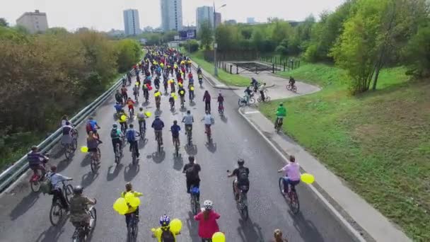 Bisikletçiler tarafından sokak bisiklet geçit töreni sırasında binmek. — Stok video