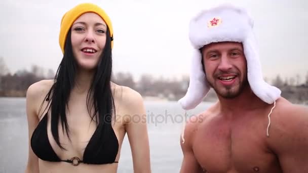 Nő és férfi táncol és énekel a jégpálya — Stock videók