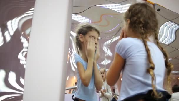 La chica en la habitación con espejos distorsionadores — Vídeo de stock