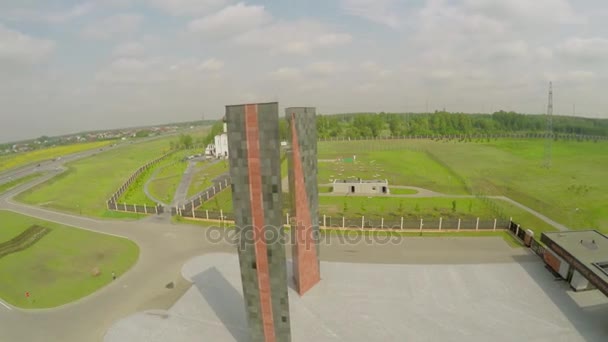 Kirchengebäude und Denkmal am Eingang des Friedhofs — Stockvideo