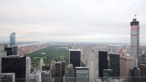 Θέα από το ψηλό κτίριο στη Νέα Υόρκη και το Central park — Αρχείο Βίντεο