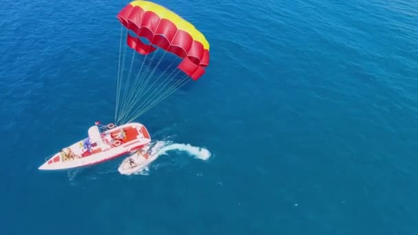 Paseos en barco inflables desde el cortador con paracaídas — Vídeos de Stock