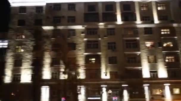 Vista nocturna del edificio con iluminación entre árboles — Vídeo de stock