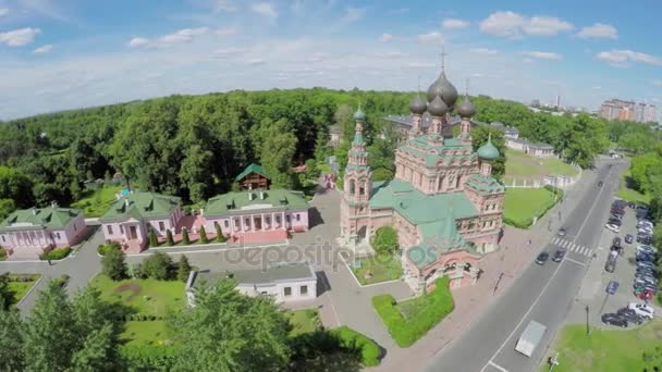Dreifaltigkeitskirche und Ostankino-Palast in der Nähe des Parks — Stockvideo