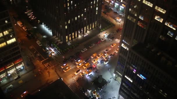 Noční ulice s taxi a vozů v New Yorku — Stock video