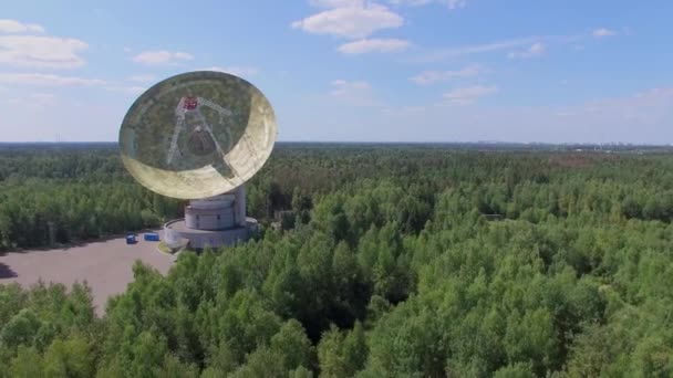 Radio telescopio entre bosque — Vídeos de Stock