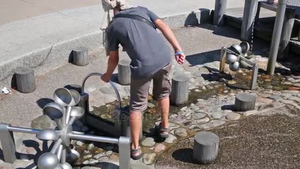 Boy and girl play with water constructions in New York — Stock Video