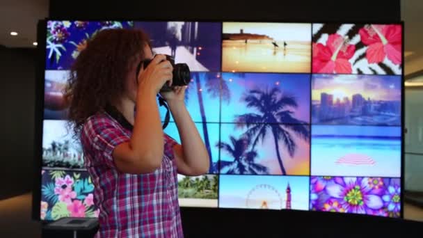 Frau schießt in Hauptbüro von Shutterstock — Stockvideo