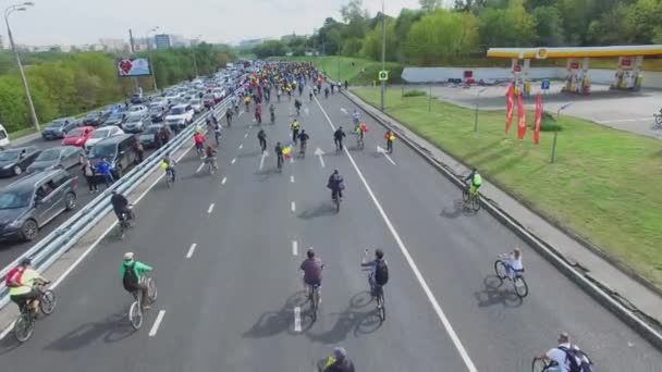 Ciclistas viajan por la senda rápida durante el desfile de bicicletas — Vídeo de stock