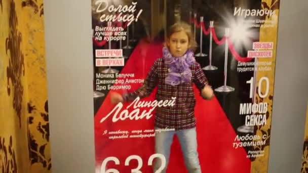 Mädchen posiert neben Spiegel-Magazin in riesigem Haus — Stockvideo