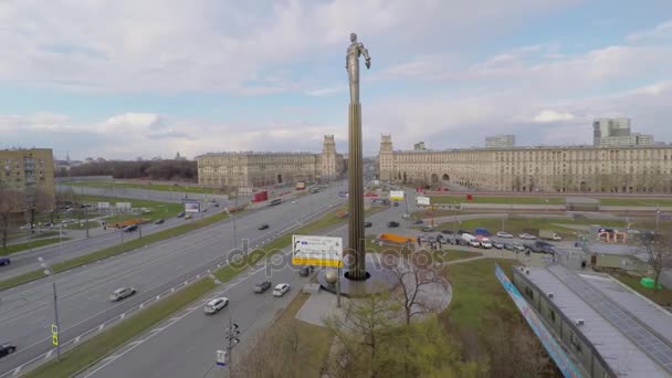 Megalopolis met het wegverkeer in de buurt van monument van Gagarin — Stockvideo