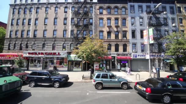 Arabalar ve yayalar New York'ta sokakta yürümek — Stok video