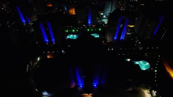 夜のイルミネーションとホテル複雑なマイ海洋のレジデンス — ストック動画