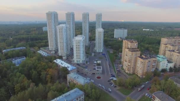 Stadsgezicht met verkeer en woning complex — Stockvideo