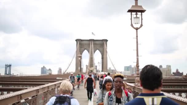 Turistas andando na velha ponte de Brooklyn — Vídeo de Stock