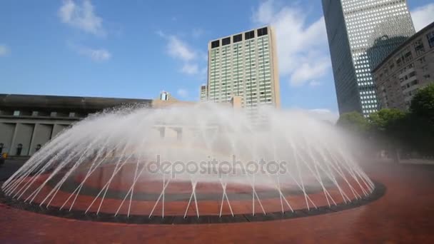 丸い噴水とボストンの通りの建物 — ストック動画