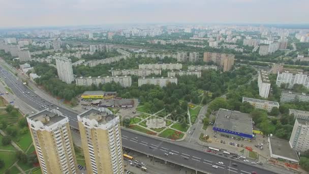 Secteur urbain avec trafic routier — Video