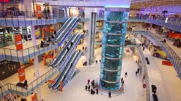 Rolltreppen und riesiges Aquarium im Einkaufszentrum — Stockvideo