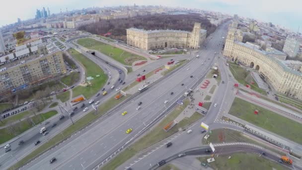 Megalopolis med vägtrafik nära monument av Gagarin — Stockvideo