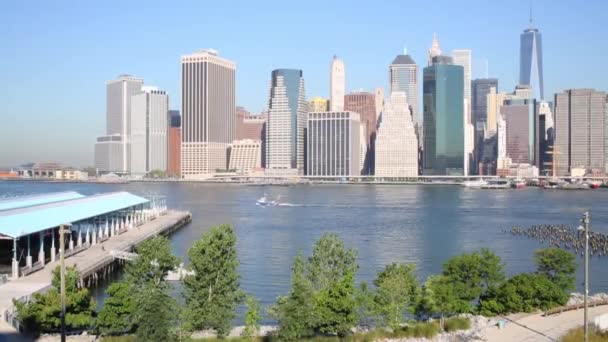 Rascacielos cerca del río en la ciudad de Nueva York — Vídeo de stock