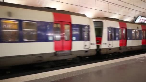 Tren de llegada en metro en París — Vídeo de stock
