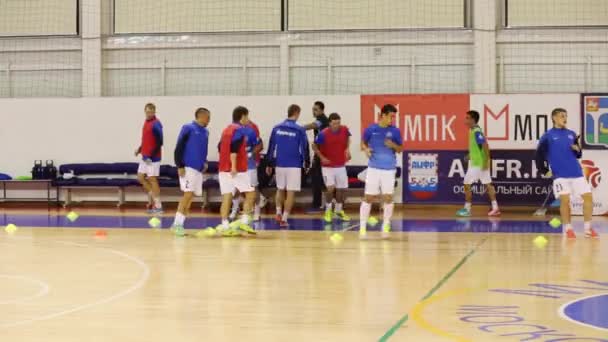 Jogadores se preparam para mini-jogo de futebol — Vídeo de Stock