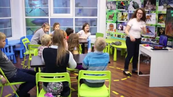Klassenzimmer mit Kindern im Zentrum für Kinder — Stockvideo