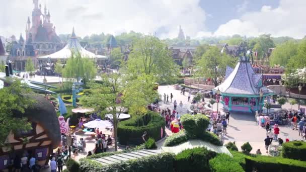 Mensen in Fantasyland van Disneyland in Parijs — Stockvideo