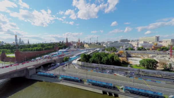 Paisaje urbano con pista de carreras de Fórmula E en muelle — Vídeos de Stock