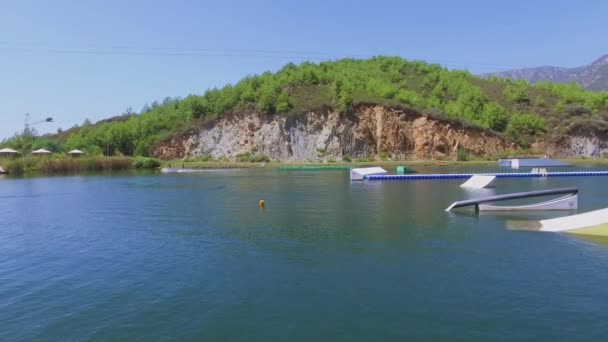 Paseo en pareja por el lago de Golden Cable Wake Park — Vídeos de Stock