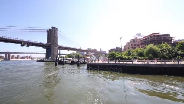 Brooklyn bridge and embankment in New York. — Stock Video