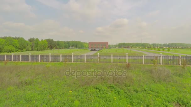 Eingezäuntes Gelände des Bundesdenkmalfriedhofs — Stockvideo