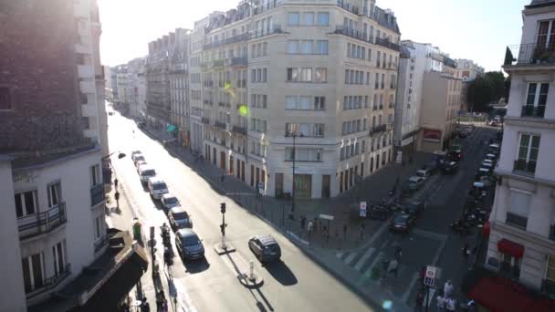 Поиск автомобиля в спальном районе Парижа — стоковое видео