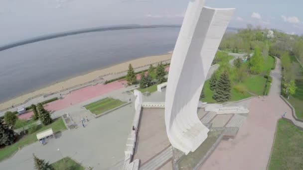 码头的伏尔加河上纪念碑 Ladya — 图库视频影像