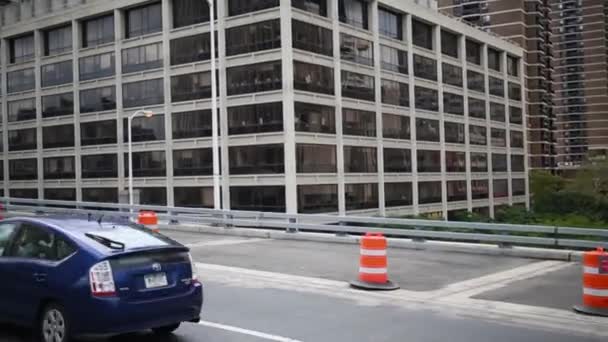 Дорога и тропинка среди небоскребов в Нью-Йорке — стоковое видео