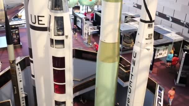 Cohetes en el Museo Nacional del Aire y el Espacio en Washignton — Vídeo de stock