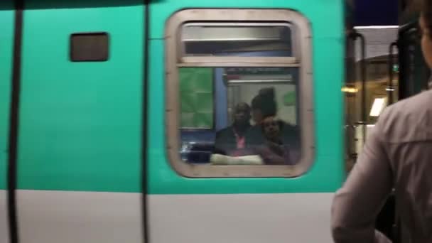 Menschen in der Pariser U-Bahn — Stockvideo