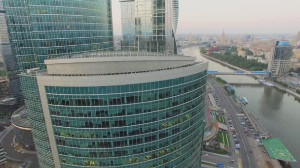 Συγκρότημα ουρανοξύστες στις όχθες ποταμού ακτή της Μόσχας — Αρχείο Βίντεο