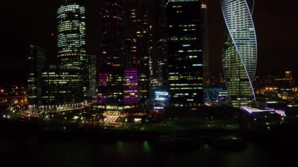 Trafic sur quai près des gratte-ciel du Centre International d'Affaires — Video