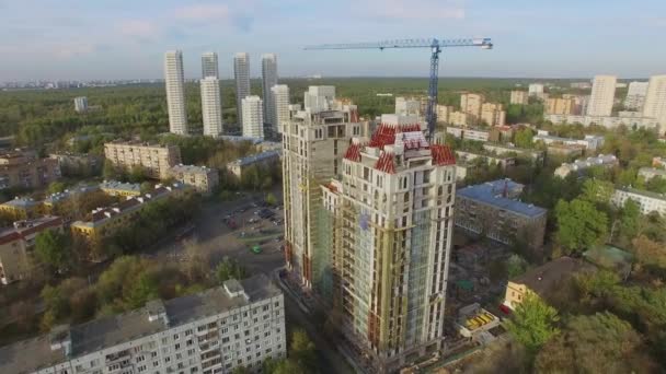 Stadtbild mit Bauplatz für Wohnanlage — Stockvideo