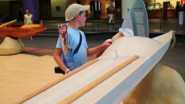 男孩和女孩看着独木舟在印第安博物馆 — 图库视频影像