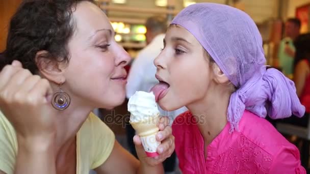 Madre e hija lamen helado dulce — Vídeos de Stock