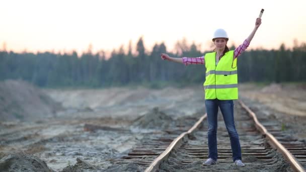 O femeie muncitoare dă semnal în apropierea stacker-ului de carieră — Videoclip de stoc