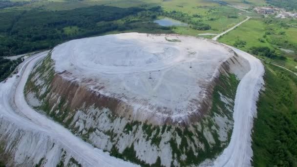 Fosfogesso mina a céu aberto na montanha branca — Vídeo de Stock