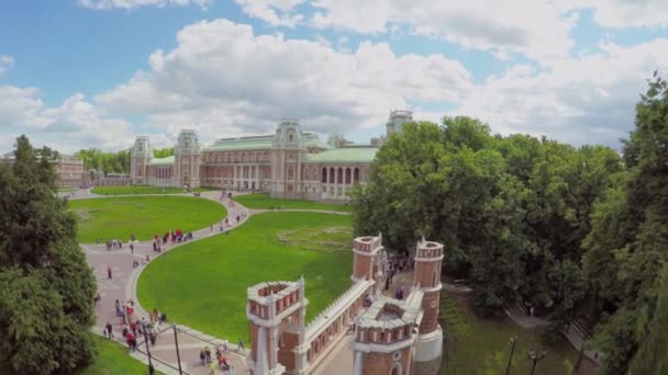 Toeristen lopen door grondgebied van historische complex in Tsaritsyno — Stockvideo