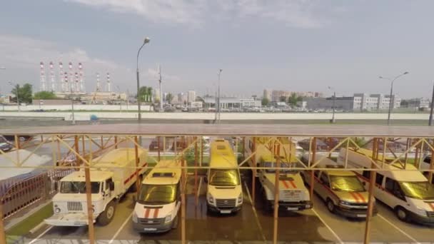 Specialtransport under tak på brandstation — Stockvideo